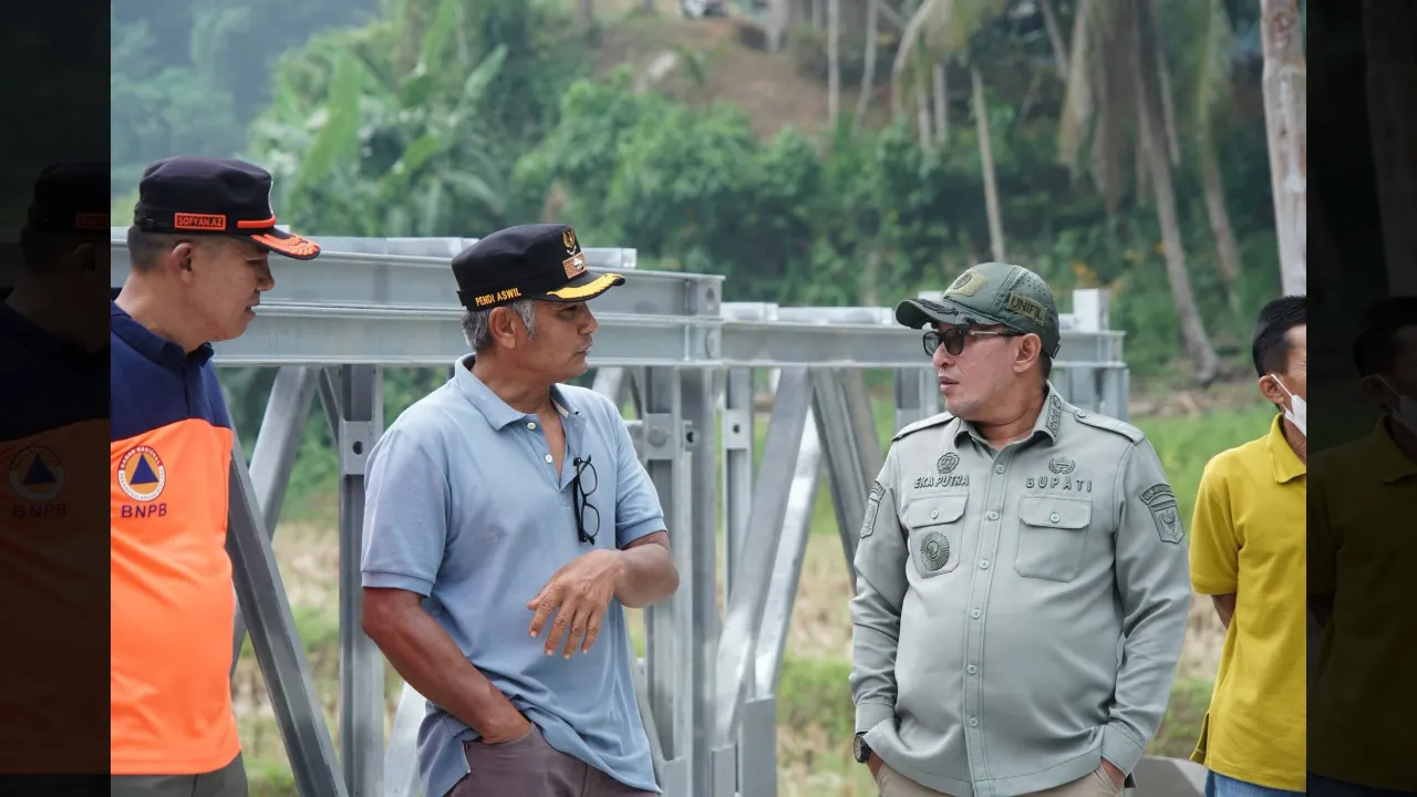 Bupati Eka Putra tinjau progres pembangunan jembatan Tanjung Anau